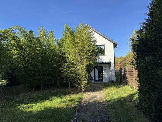 Ansicht von vorn mit Vorgarten