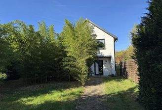 Ansicht von vorn mit Vorgarten