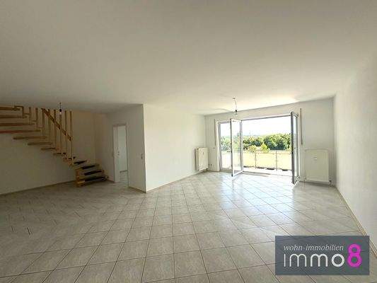 Wohnbereich mit Flügeltüren zum Balkon 