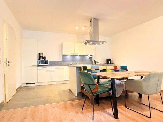 Wohnzimmer (Bild wurde mit Hilfe von Künstlicher Intelligenz optimiert.)