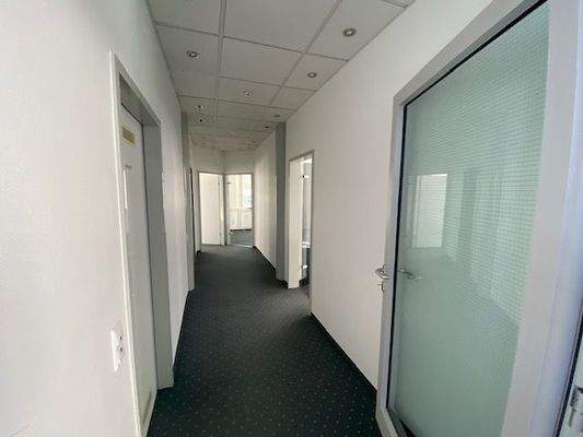 Flur zu den büros linke Seite