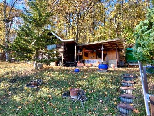 Blockhütte mit überdachter Terrasse