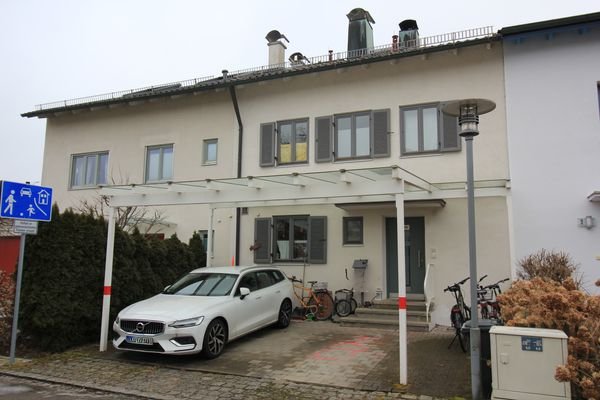 Parkplatz und Hausansicht