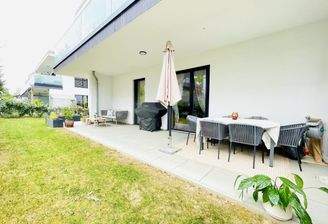 Garten mit überdachter Terrasse