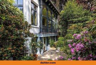 Außenansicht mit Terrasse vorne