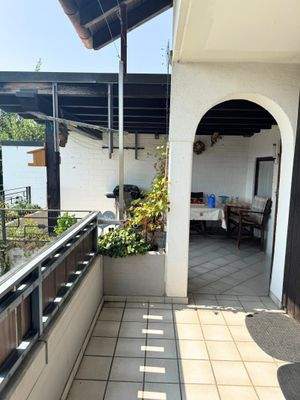 Balkon zur überdachten Pergola