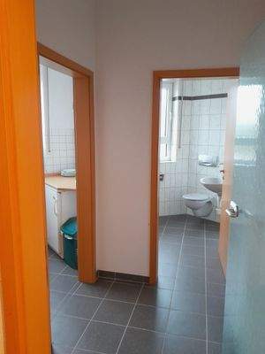 Blick in Küche und WC