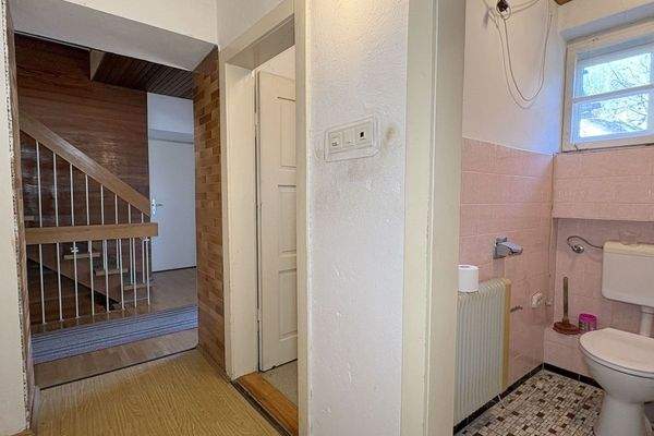 Zwischenflur mit WC und Abstellraum (OG)