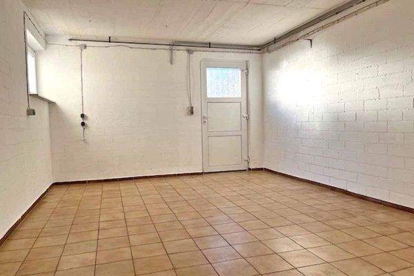 Kellerraum mit Tageslicht und Ausgang zum Garten