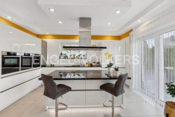 EV - Küchenbereich mit Kochinsel