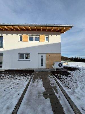 Hauszugang mit Wärmepumpt