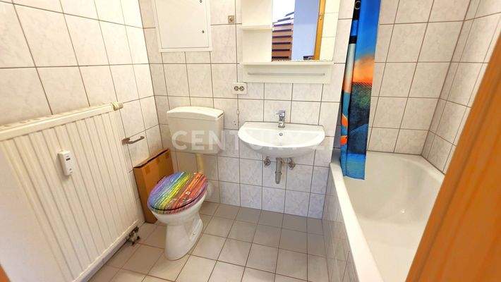 Blick ins moderne neuwertige Badezimmer