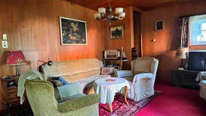 Wohnzimmer mit Aufgang zum OG