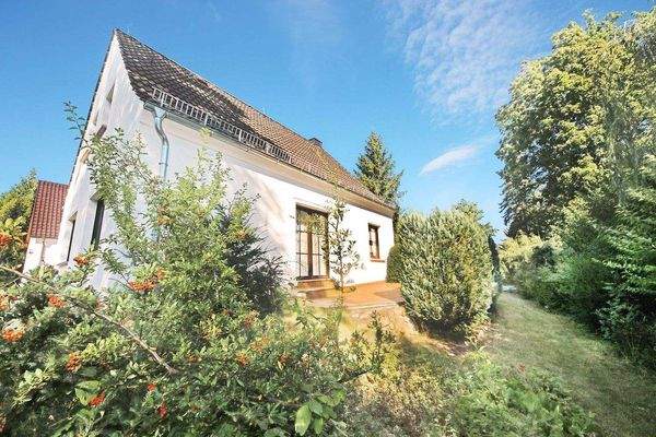 Hausansicht mit Blick auf die Terrasse