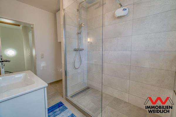 Neues Bad mit großer Dusche