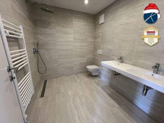 Duschbad mit Regendusche