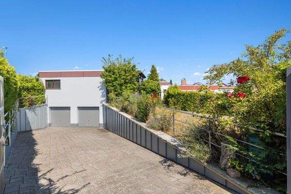 Seitenansicht mit Zufahrt