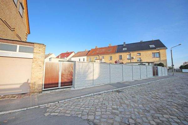 seitliche Ansicht mit Zufahrt zum Grundstück