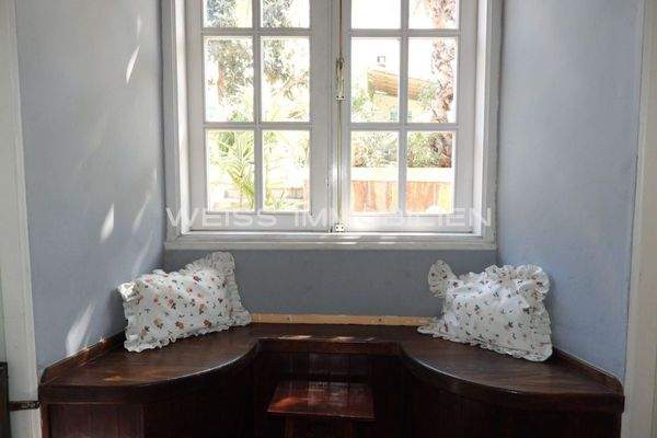 Sitzbank in der Fensternische der starken Hausmauer 