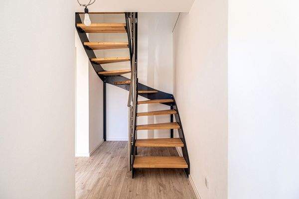 EG - Flur mit Treppe zum 1 OG