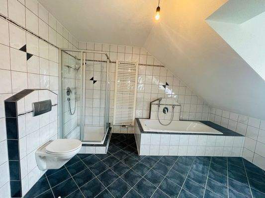 Bad mit Dusche und Wanne