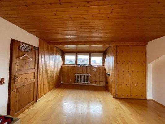 Schlafzimmer mit geräumigem Einbauschrank