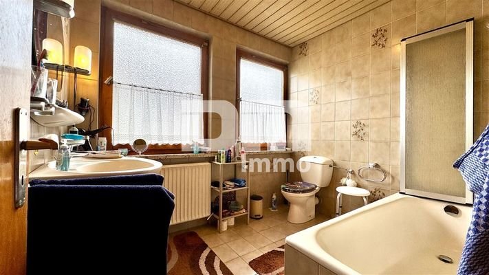 EG Badezimmer / Wanne / Dusche WE1