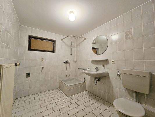 Separates Bad mit Anschlüssen für Waschmaschine