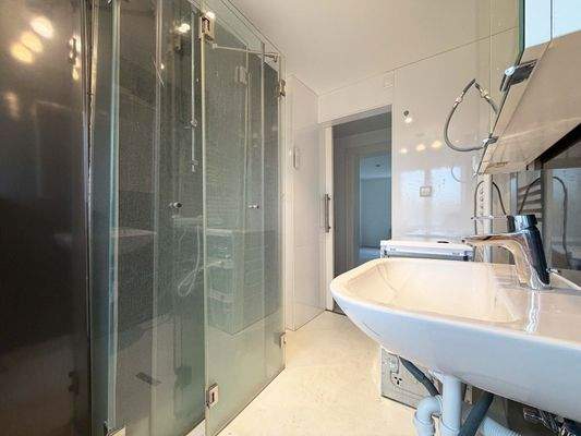 Bad: die Glasdusche ist wie ein transparenter Rahmen für den Start in den Tag – aufgeräumt und funktional