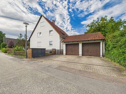 Außenansicht mit Doppelgarage