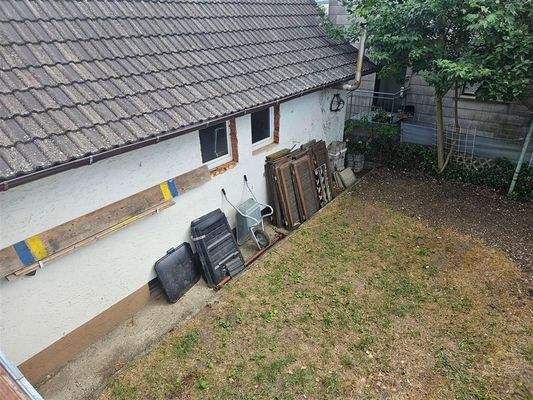 Blick auf Nebengebäude und Garten 