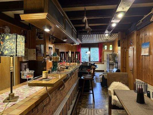 Gastraum mit Theke EG