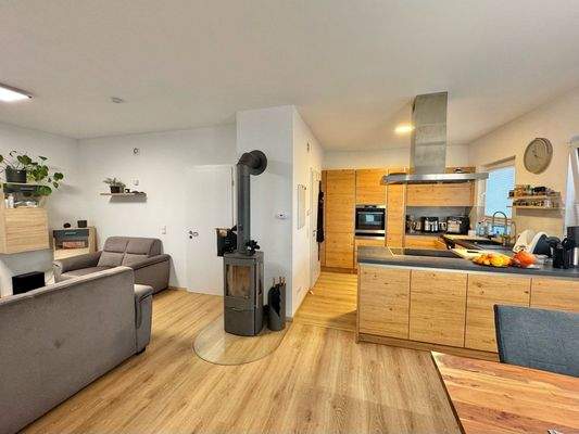 ... mit offenem Küchenbereich...