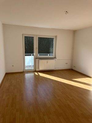 Wohnbereich mit Zugang zum Balkon