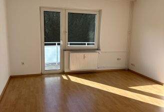 Wohnbereich mit Zugang zum Balkon