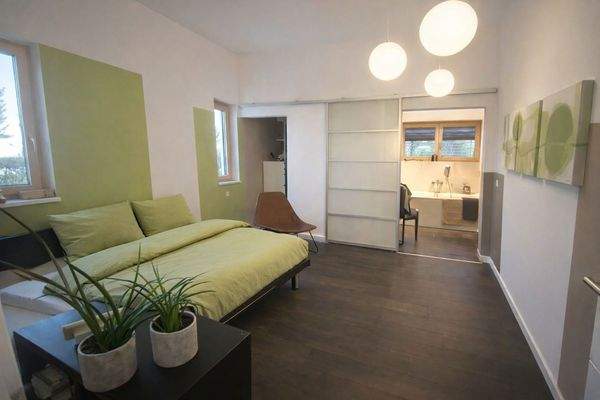 Großzügiges Schlafzimmer 1