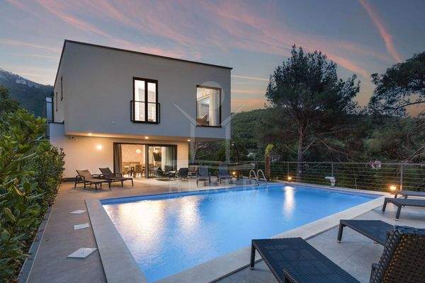 Ein Pool ziert das bewundernswerte Exterieur