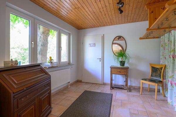 Flur mit Gardarobe, Zugang zu den Sanitärrumen.jpg