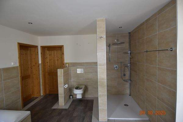 Bad, Dusche und Toilette