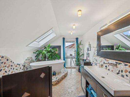 Designer-Bad mit Tageslicht