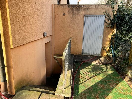 Außentreppe und Garagenzugang