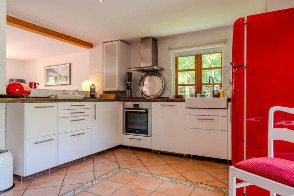 Moderne Küche mit rotem Kühlschrank