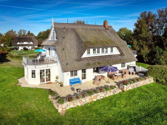 Außenansicht aus der Vogelperspektive  u.a. mit Dachterrasse  Wohnung 2 mit Boddenblick