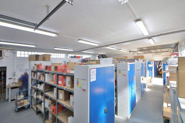 Lagerhalle mit Büro und Außenfläche