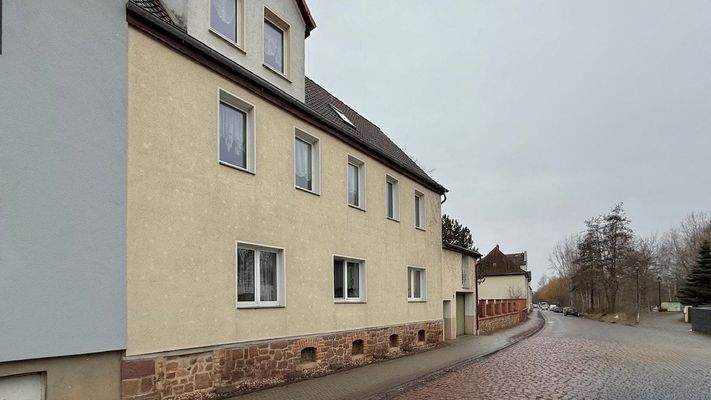 Fassadenansicht aus seitlicher Straßenperspektive