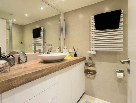 Hochwertig ausgestattetes Badezimmer 