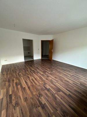 Leeres Wohnzimmer mit Boden