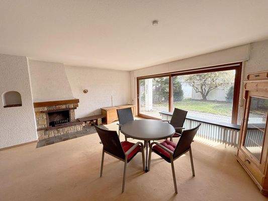 Wohn- und Essbereich mit Kamin