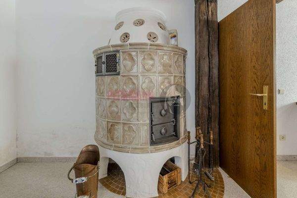 uriger Kachelofen im Hobbyraum im Keller