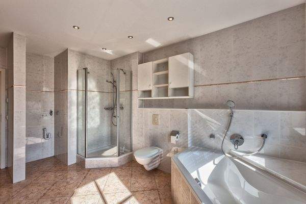 Bad aus anderer Sicht mit Dusche